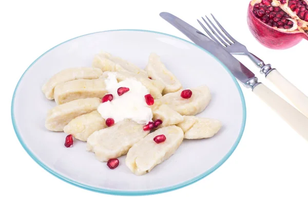 Dumplings from cottage cheese with yoghurt and pomegranate seeds — Stock Photo, Image