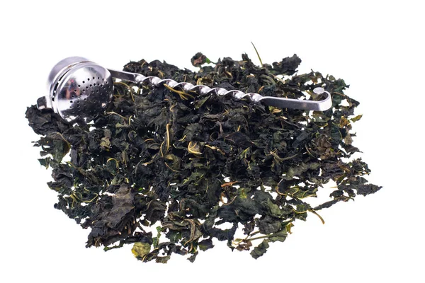 Травяной шелковичный зеленый чай на белом фоне — стоковое фото