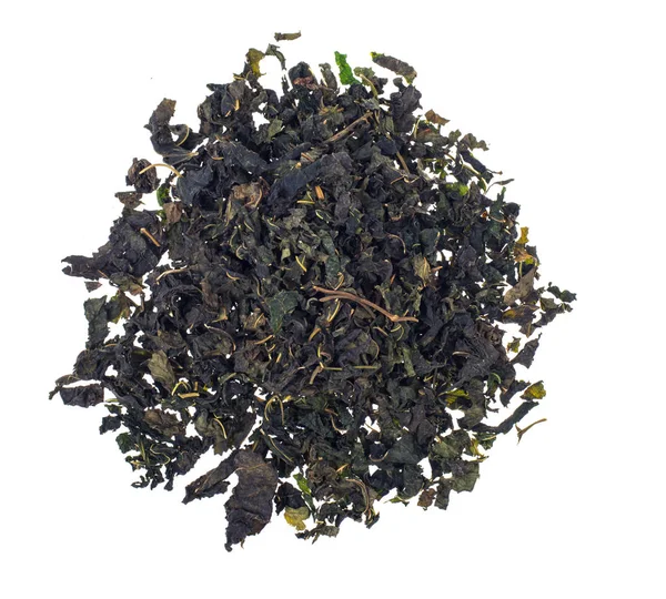 Травяной шелковичный зеленый чай на белом фоне — стоковое фото