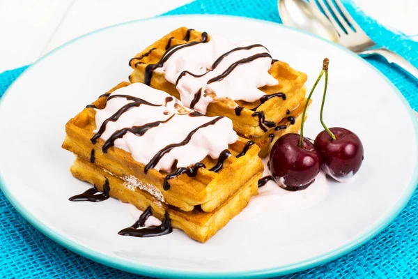 Wiener Waffeln mit Sahne, Schokolade und Früchten — Stockfoto