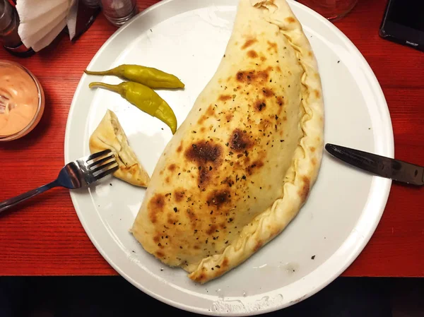 Deliciosa pizza de calzone quente preparada na hora — Fotografia de Stock