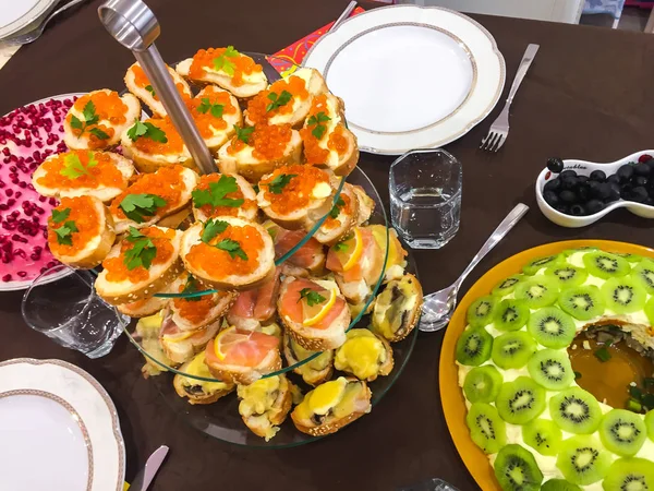 Bruschetta med kaviar eller lax på buffébordet — Stockfoto