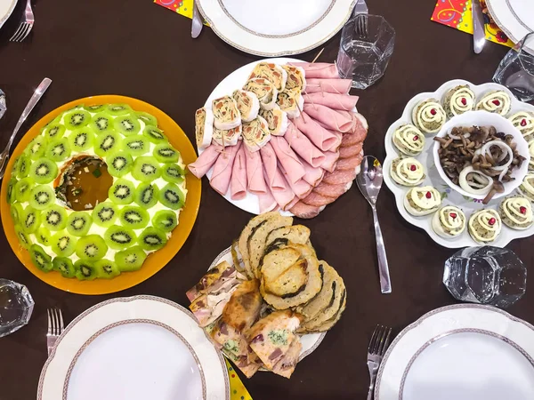 Saláta, kiwi, sonka, töltött pulyka, darab zsemlét lazac egy karácsonyi vacsora — Stock Fotó