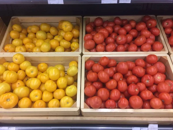 매장에서 신선한 육즙 토마토 — 스톡 사진