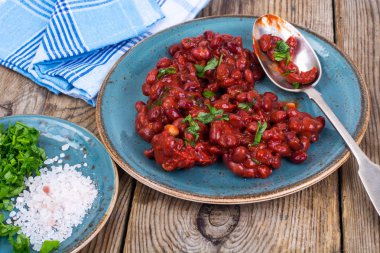 Domates soslu sıcak fasulye konservesi