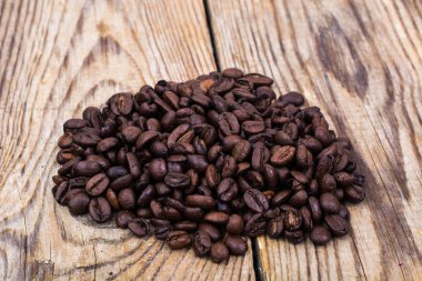 Kahve çekirdekleri ahşap masa üzerinde demet