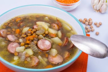 Nohut ve tütsülenmiş sosis sebze çorbası