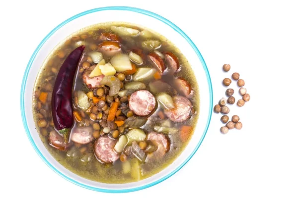 Овощной суп с горохом и копчеными колбасами — стоковое фото