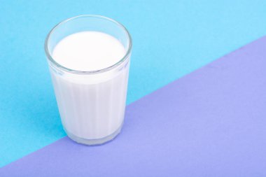 Cam parlak zemin üzerine sütlü