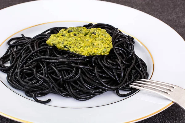 Zwarte spaghetti met pestosaus — Stockfoto