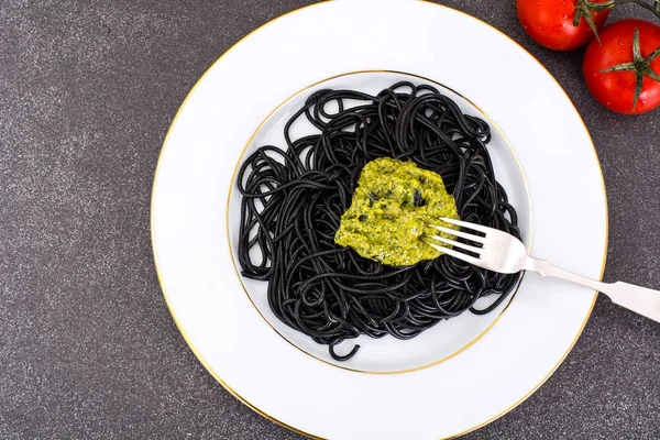 Pesto 소스와 함께 검은 스파게티 — 스톡 사진