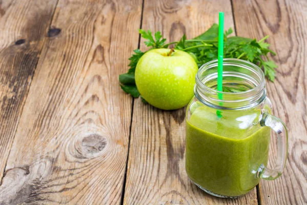 Kavanoz içinde saman ile sağlıklı yeşil smoothie