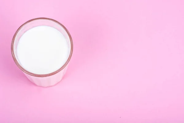 Vetro con latte su sfondo luminoso — Foto Stock