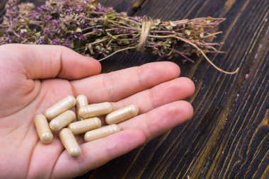 Bitkisel ilaçlar otlar üzerinde sağlıklı bir yaşam için el avuç üzerinden kapsül