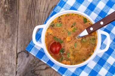 Beyaz peçete üzerinde sıcak sebze çorbası ile kase