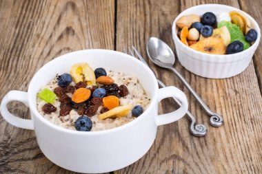 Yulaf ezmesi meyve ve fındık-içten ve lezzetli bir kahvaltı