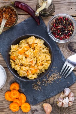 Et, sebze ve baharatlar ile pilav