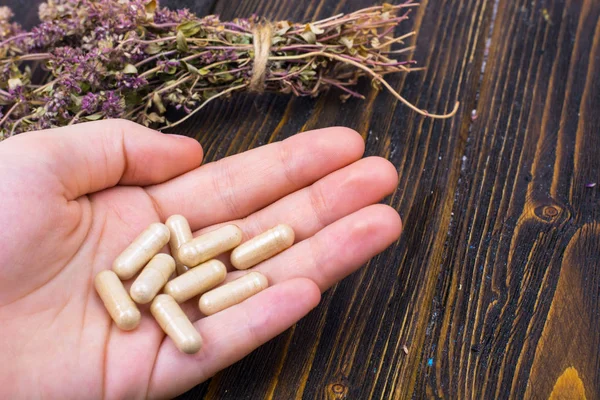 Bitkisel ilaçlar otlar üzerinde sağlıklı bir yaşam için el avuç üzerinden kapsül