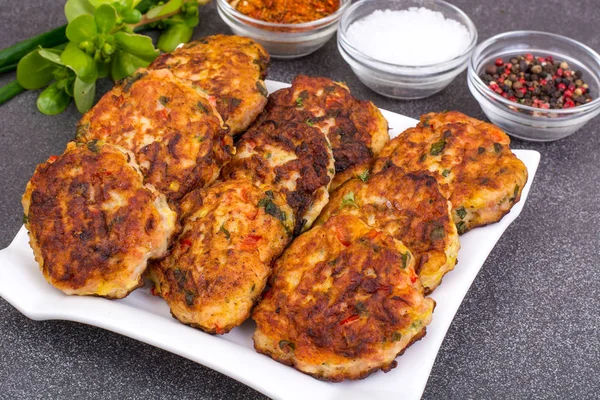 Côtelettes de viande aux légumes dans une assiette blanche — Photo