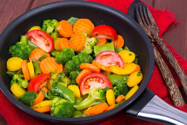 Carrots, broccoli, tomatoes  in  frying pan. Vegetarian menu — Stock Photo, Image