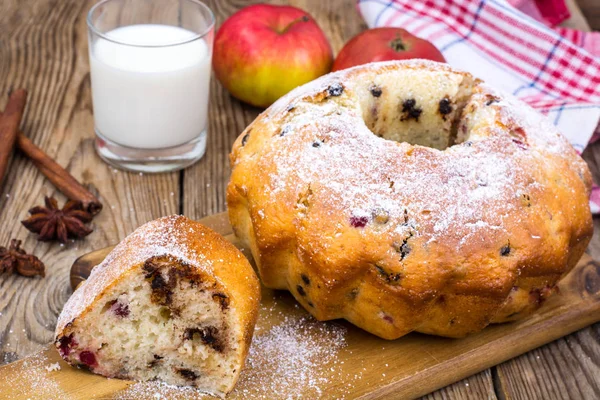 Pastel casero, fruta y vaso de leche fresca —  Fotos de Stock