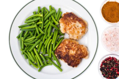 Fasulye ve et beyaz arka planda, üstten görünüm ile plaka