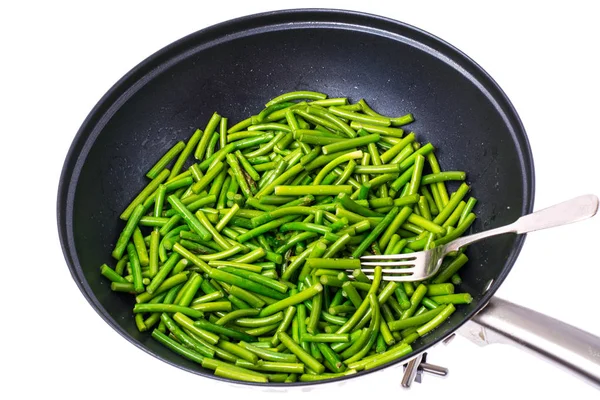 Des gousses frites de haricots verts dans une poêle — Photo