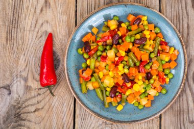 Kırmızı fasulye ve biber ile sebze karışımı