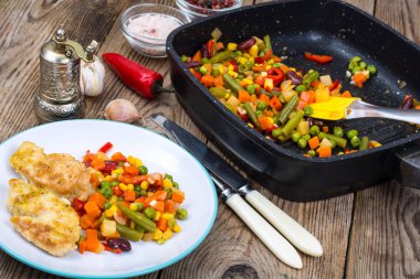 Akşam yemeği için breading içinde et parçaları ile haşlanmış sebze