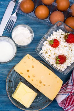 Mavi masa, süt ürünleri, üstten görünüm ile hizmet