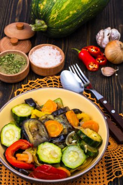 Kahverengi plakaları seramik kase ızgara sebze karışımı