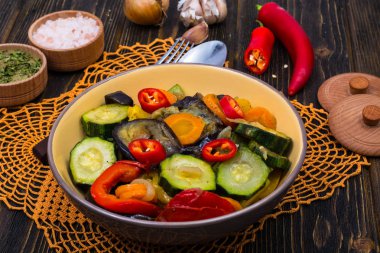 Kahverengi plakaları seramik kase ızgara sebze karışımı