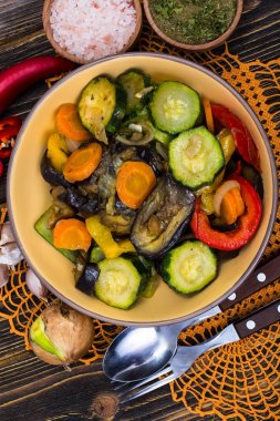 Kahverengi plakaları seramik kase ızgara sebze karışımı