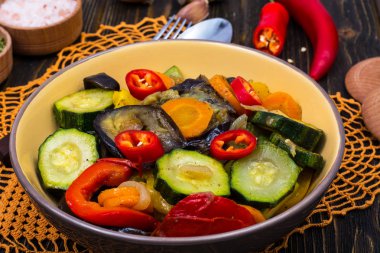 Kahverengi plakaları seramik kase ızgara sebze karışımı