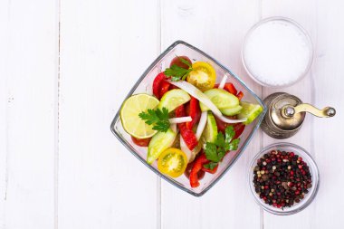 Diyet salata domates, salatalık, beyaz soğan, limon, yağ