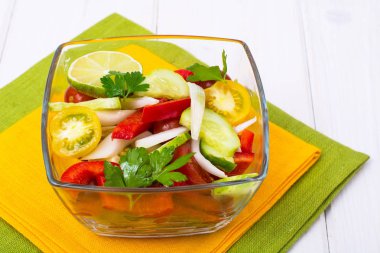 Diyet salata domates, salatalık, beyaz soğan, limon, yağ