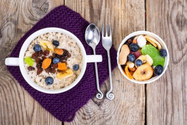 Yulaf ezmesi meyve ve fındık-içten ve lezzetli bir kahvaltı