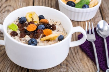 Yulaf ezmesi meyve ve fındık-içten ve lezzetli bir kahvaltı