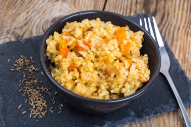 Et, sebze ve baharatlar ile pilav