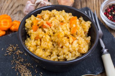 Et, sebze ve baharatlar ile pilav