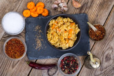 Et, sebze ve baharatlar ile pilav