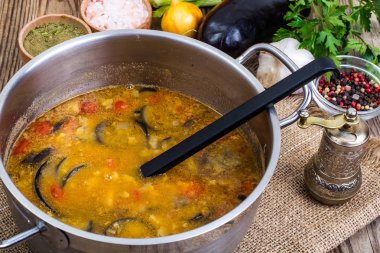 Patlıcan ile sebze çorbası