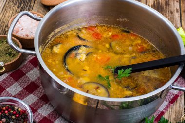 Patlıcan ile sebze çorbası