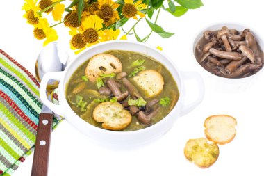 Yeşil krem çorba kruton ve mantar ile