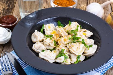 Ahşap masa üzerinde haşlama köfte ile plaka