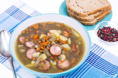 Mercimek, sebze ve sosis yemek