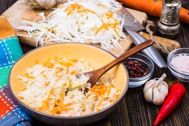 Vejetaryen yiyecekler. Lahana ve havuç salatası