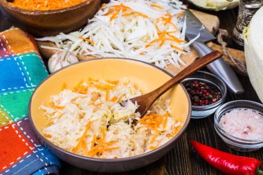 Vejetaryen yiyecekler. Lahana ve havuç salatası