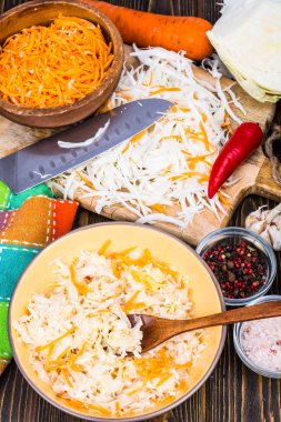 Vejetaryen yiyecekler. Lahana ve havuç salatası