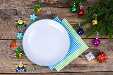 Rustik masa süslemeleri ile arka plan üzerinde Noel yemeği. Yukarıdan görüntülemek